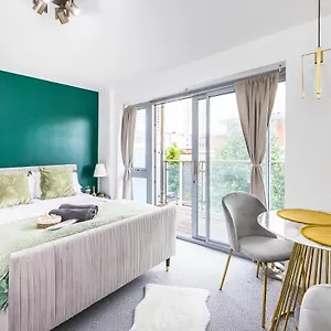 Bow Wharf Apartment